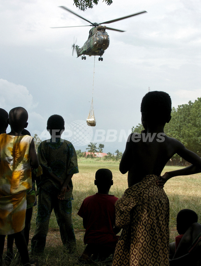 中央・西アフリカ大洪水　仏軍ヘリコプターが救援物資を輸送