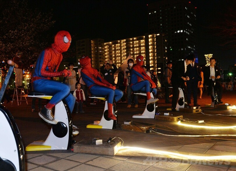 横浜で「アースアワー」イベント、スパイダーマンが大活躍