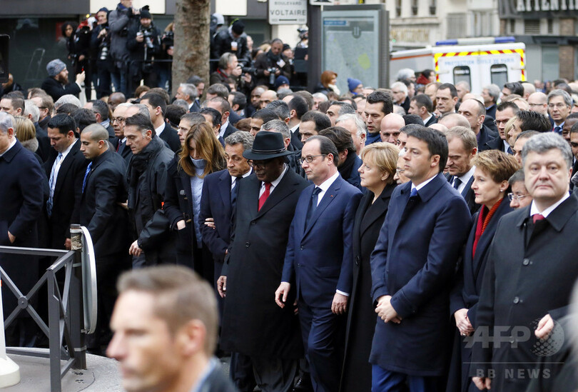 仏行進で「ちゃっかり最前列」 サルコジ氏、ネットで嘲笑のネタに