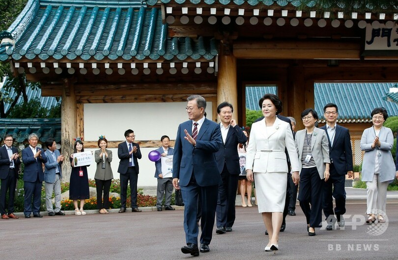 韓国の文大統領が平壌入り 空港で正恩氏が出迎え