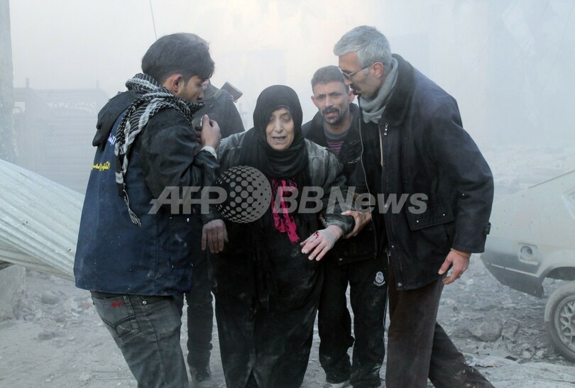 シリア政府軍が「たる爆弾」でアレッポ空爆、子ども28人含む76人死亡