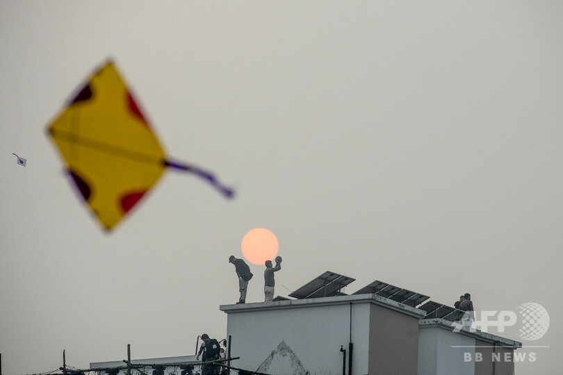 【今日の1枚】屋上が特等席、火吹き芸にたこ揚げ