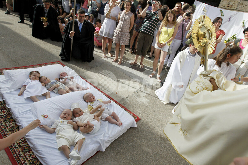気をつけて！赤ちゃんの上を飛び越えるエル・コラチョ祭り スペイン