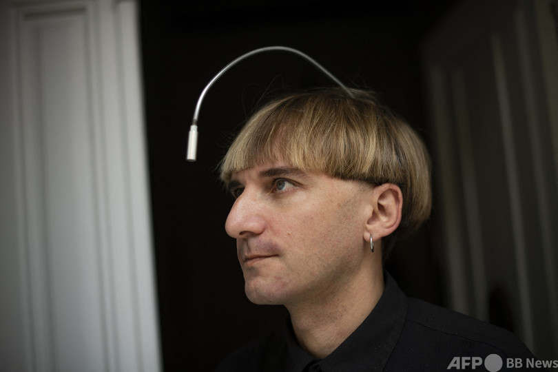 頭蓋骨にアンテナ、色が聞こえる「サイボーグ・アーティスト」