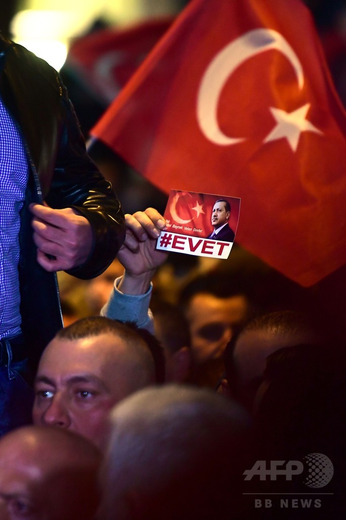 トルコ外相訪問拒否への抗議デモ、オランダ・ロッテルダム