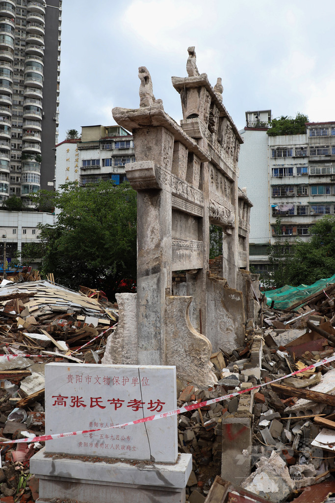 清時代の「牌坊」、家屋の一部になっていた 解体作業中に姿現す