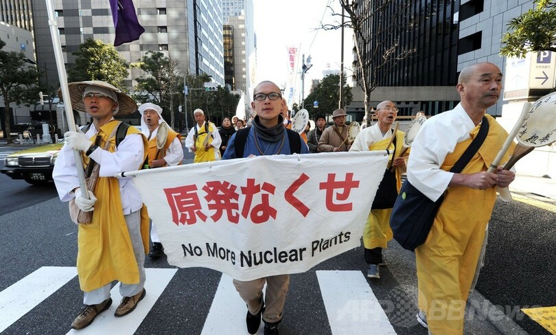 都内で脱原発集会とデモ行進、再稼働反対の声上げる