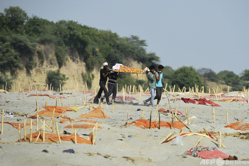 ガンジス川沿いの墓地、豪雨で遺骨露出か インド北部