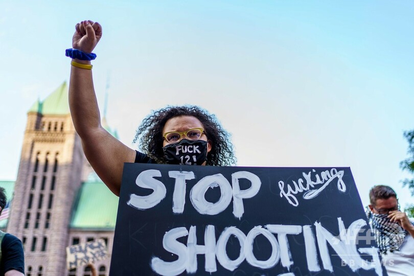 警官が銃撃の黒人男性、半身まひに 米都市で2夜連続の暴動