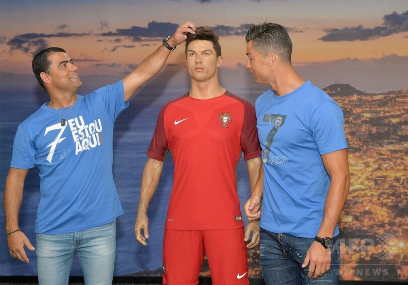 ロナウドがホテル「CR7」内の記念館を訪問、ろう人形と一緒にポーズも