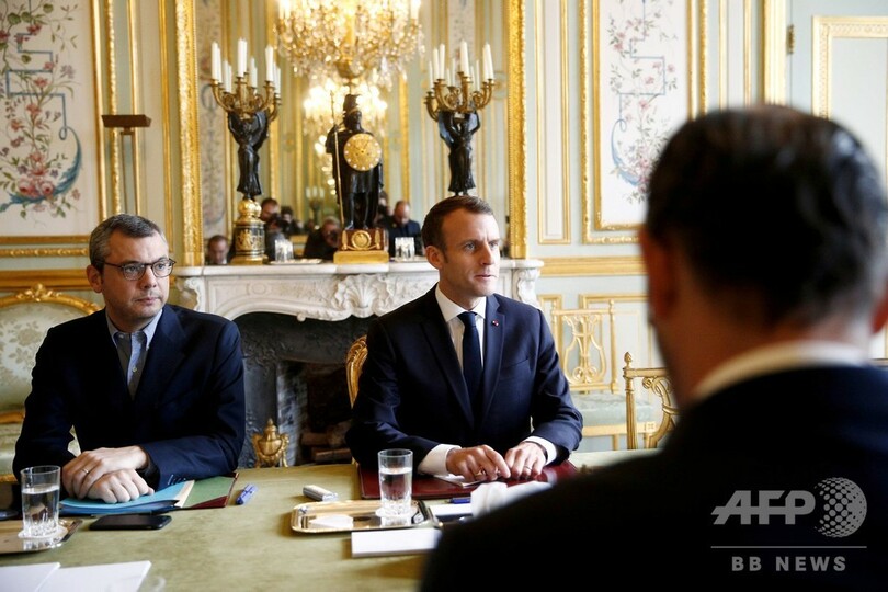 仏大統領、暴動の被害を視察 非常事態宣言の可能性も