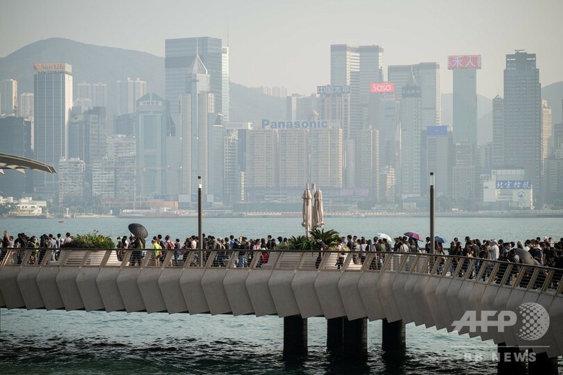 「初心忘れるな」 香港で再びデモ、警察が催涙弾