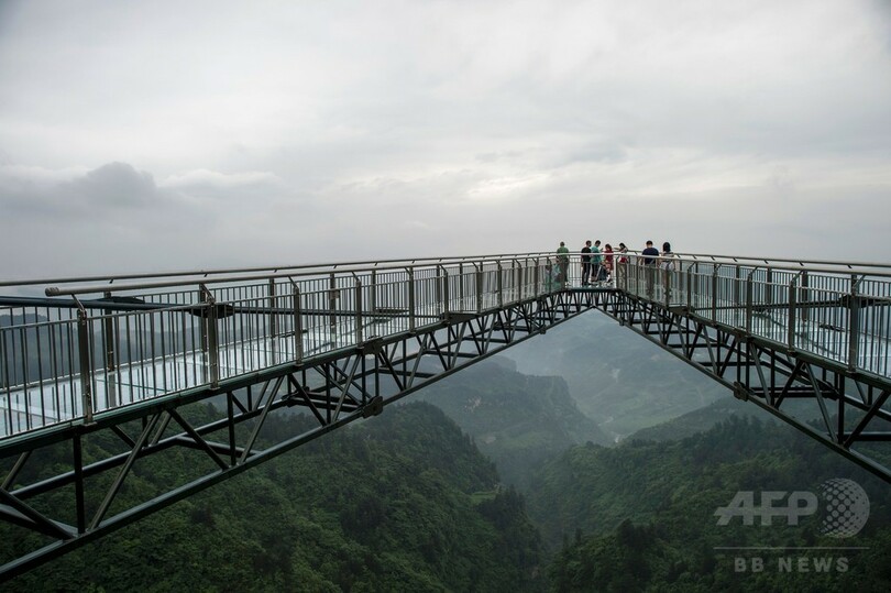下を向いちゃダメ⁉ 峡谷に一端固定のガラス展望橋、世界最長 中国