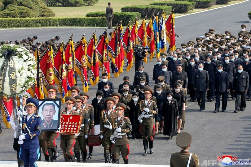 金正恩氏、軍幹部の国葬にマスクなしで参列
