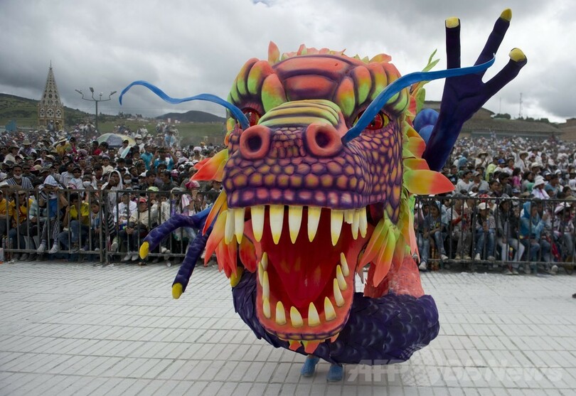 迫力満点の山車が集結！新年恒例のカーニバル開催 コロンビア