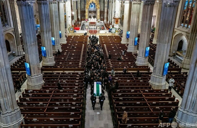 殉職警官に最後の別れ…5番街、紺色に染まる 米NY