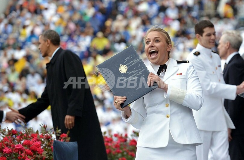 米海軍兵学校で卒業式、伝統の帽子投げで祝う学生ら