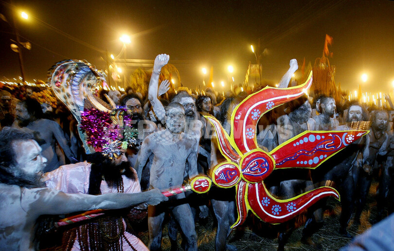 ヒンズー教の祭典「クンブメーラ」、サドゥーの沐浴で祭は最高潮に - インド