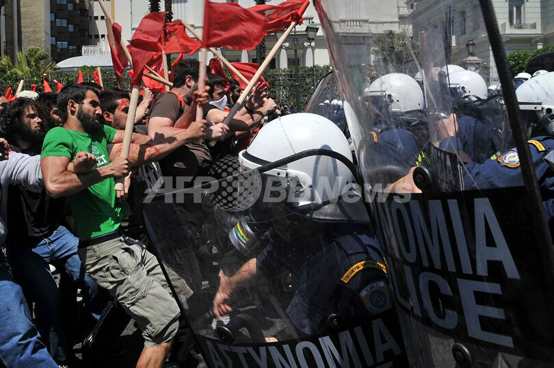ギリシャでデモ、厳しい財政再建措置に抗議