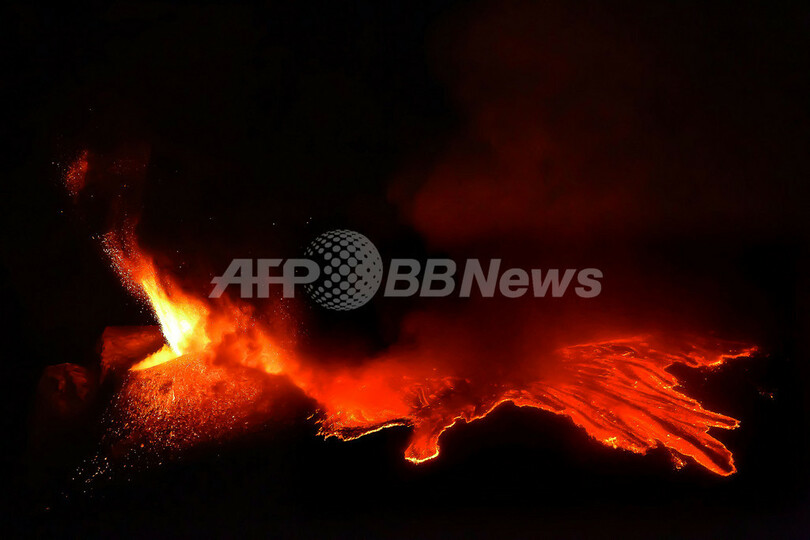 溶岩を吹き出すエトナ火山、シチリア島
