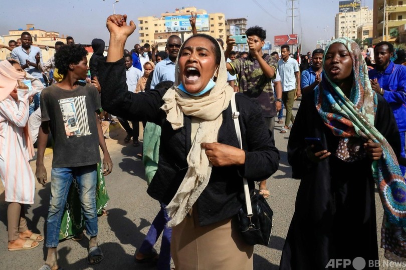 軍が拘束のスーダン首相、解放され自宅へ