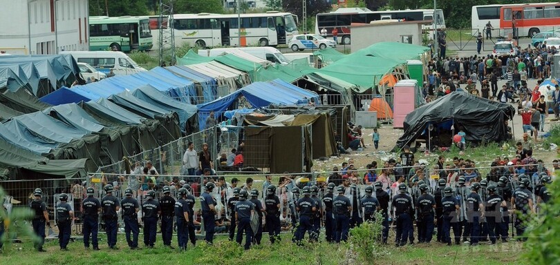 難民キャンプから約300人脱出、検問所封鎖 ハンガリー