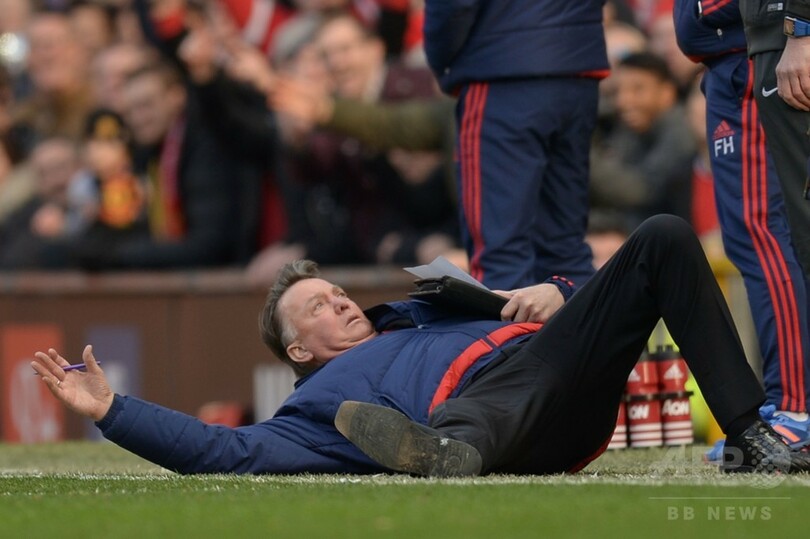 監督のコミカルな演技に大歓声、マンUがアーセナル下す