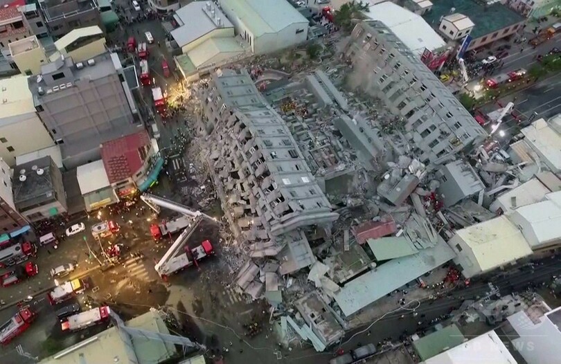 台湾南部地震 死者7人、30人が今も建物内に