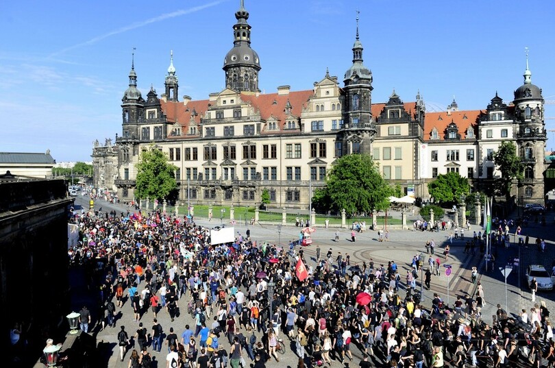 「難民を歓迎」、受け入れ反対に対抗デモ 独ドレスデン