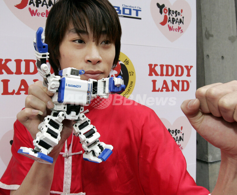 世界最小ロボットと中国武術チャンピオン、華麗な舞を競演