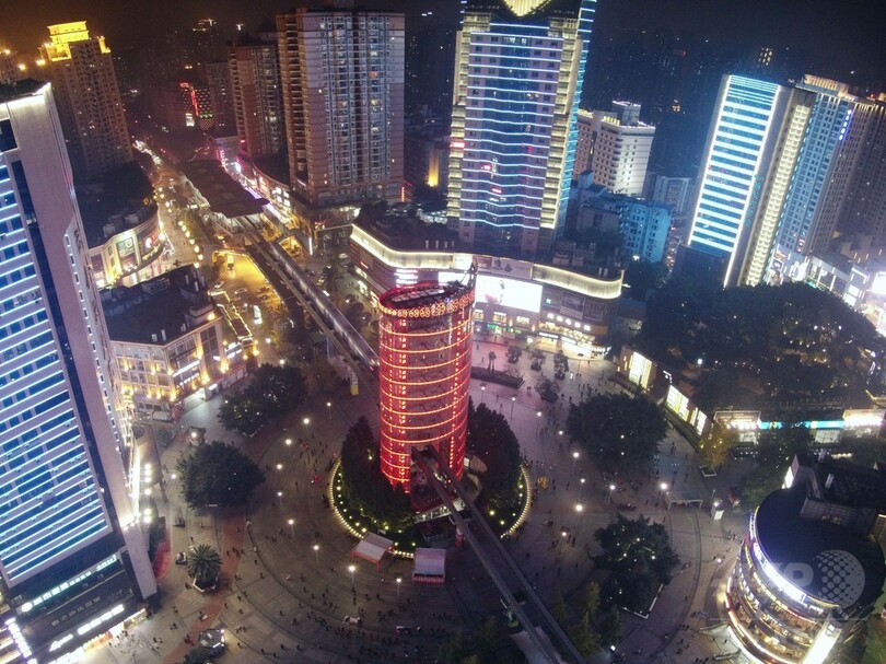 モノレールまたぐ塔「珍風景」見納め 重慶九龍塔解体へ