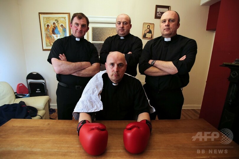 神父がボクシングリングに、チャリティーイベントで アイルランド