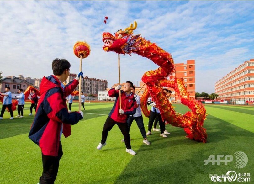 高校の部活動で伝統の龍舞を 江蘇省海安市