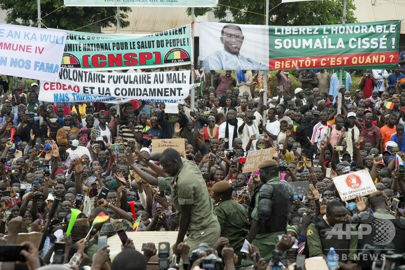 マリ首都で大規模集会、大統領失脚を祝福 反政府運動から一転