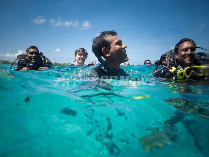 モルディブで「海中閣議」、温暖化の脅威訴える