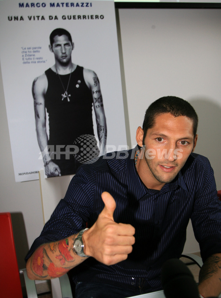 マテラッツィ 会見で自伝の発売をアピール