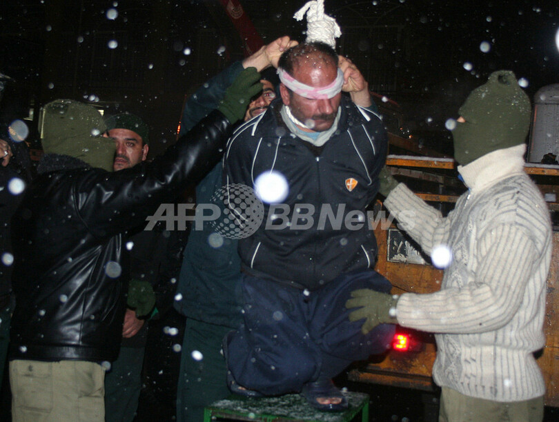 イランで13人が絞首刑に、公開処刑も