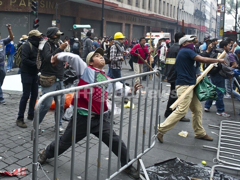 メキシコの教職員組合デモ、機動隊が強制排除