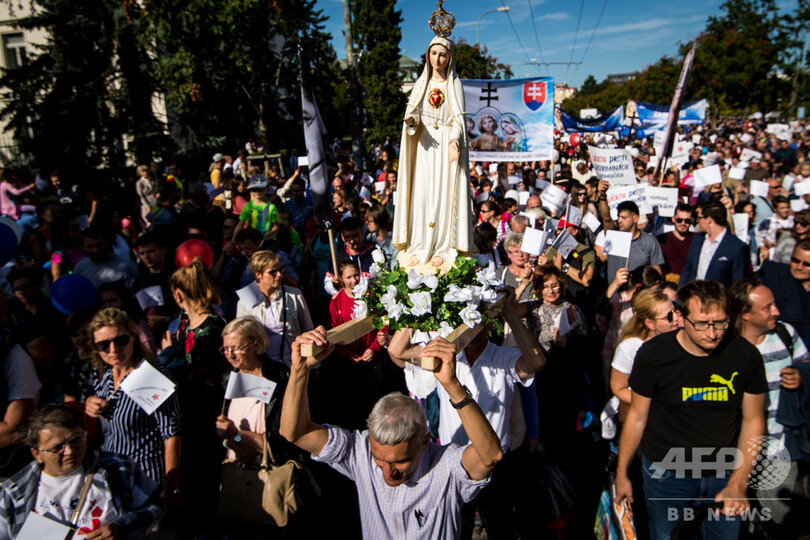 スロバキアで妊娠中絶に反対するデモ行進、5万人が参加 