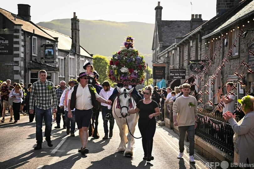 【今日の1枚】花の装飾、頭から腰まですっぽり 英