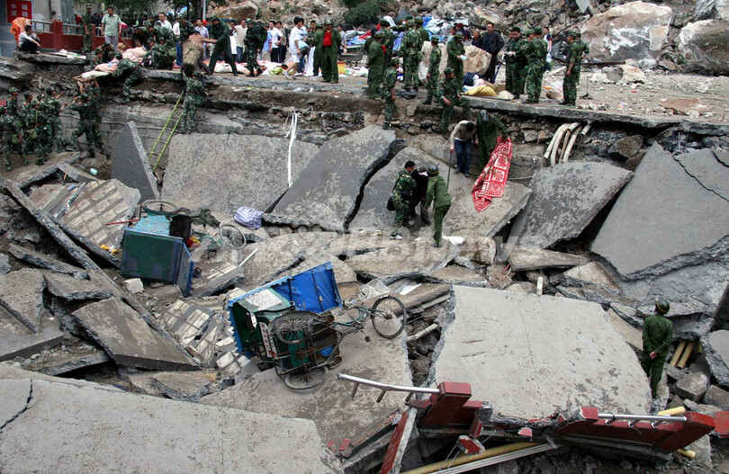 中国・四川大地震、死者5万人以上の見通し