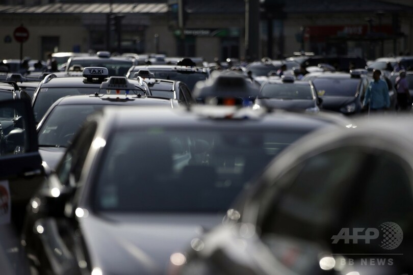 反「ウーバー」デモが暴徒化、タクシー運転手が道路封鎖 仏