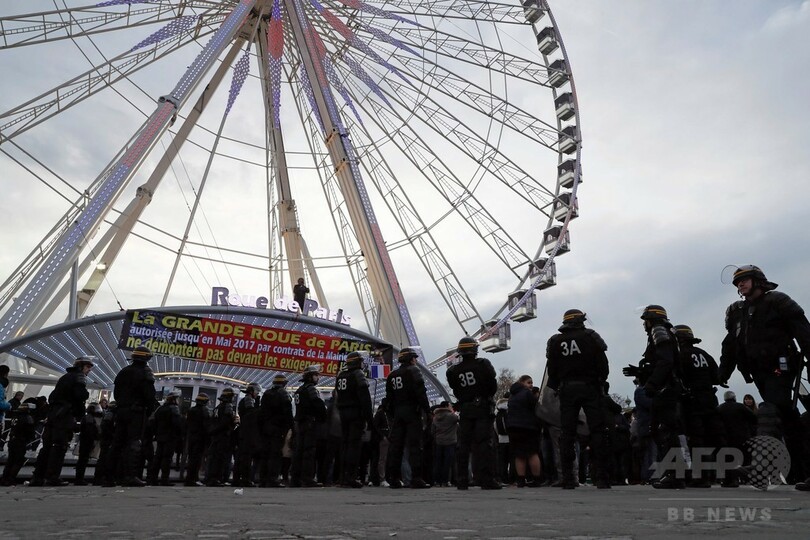 パリの大観覧車に違法占拠の指摘、抗議でコンコルド広場封鎖