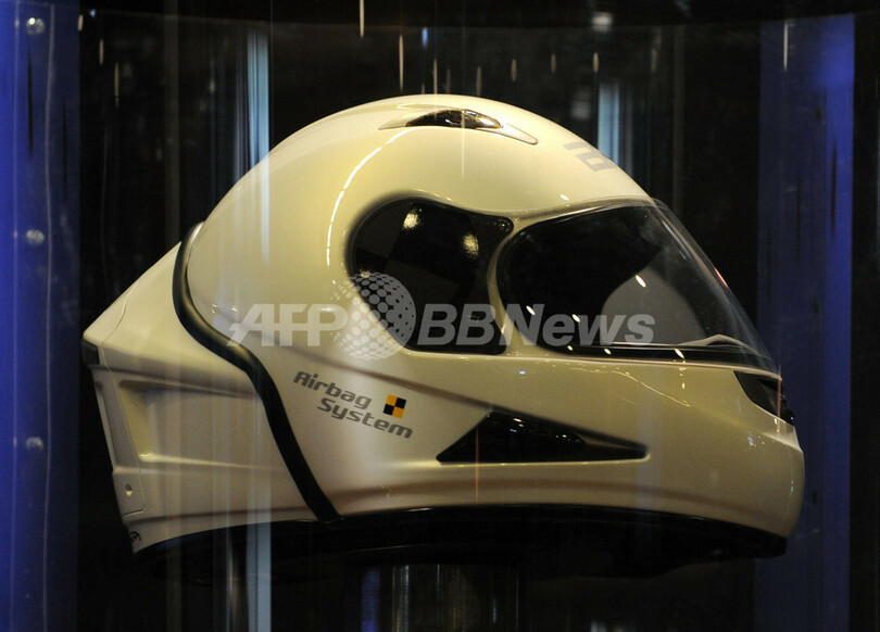 エアバッグ内蔵バイク用ヘルメット、世界初公開