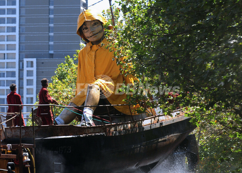 巨大操り人形劇団ロワイヤル・ド・リュクス、チリの首都で公演