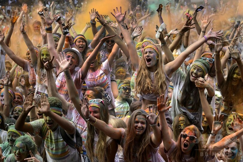 粉まみれで走る「カラー・ラン」、スイス・ローザンヌで開催