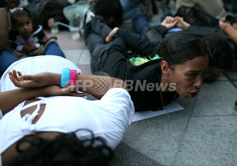 米地下鉄駅で白人警官が黒人男性を射殺、容疑者を殺人で逮捕