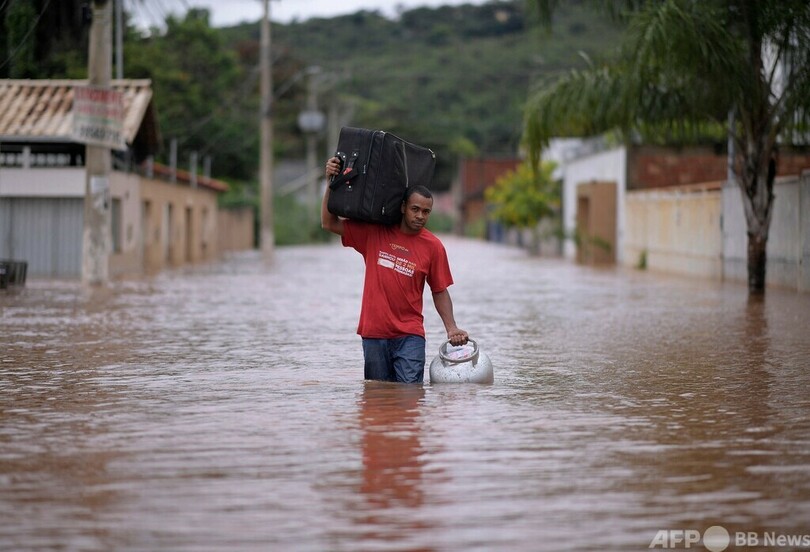 家財道具も「避難」 ブラジル南東部で洪水