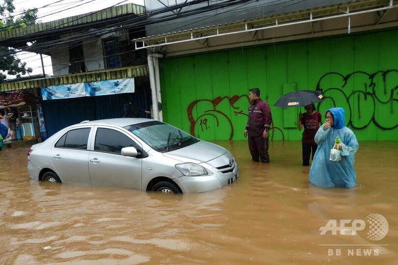 新年の洪水で9人死亡 インドネシア首都