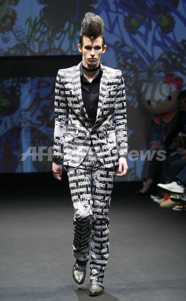 ＜09/10年秋冬東京・コレクション＞ガッツ ダイナマイト キャバレーズ、新作を発表